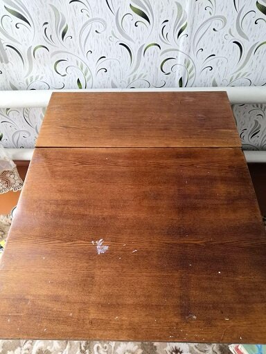 Верхнее покрытие треснуло и запачкано