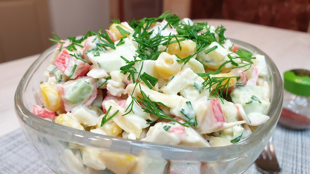 Салат с крабовыми палочками, яблоками и кукурузой
