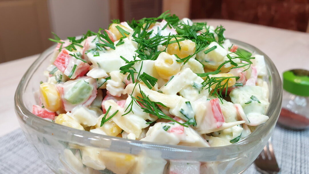 Классический рецепт крабового салата с крабовыми палочками, кукурузой и рисом