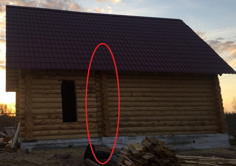 Фото: справа прируб, слева основной сруб. 