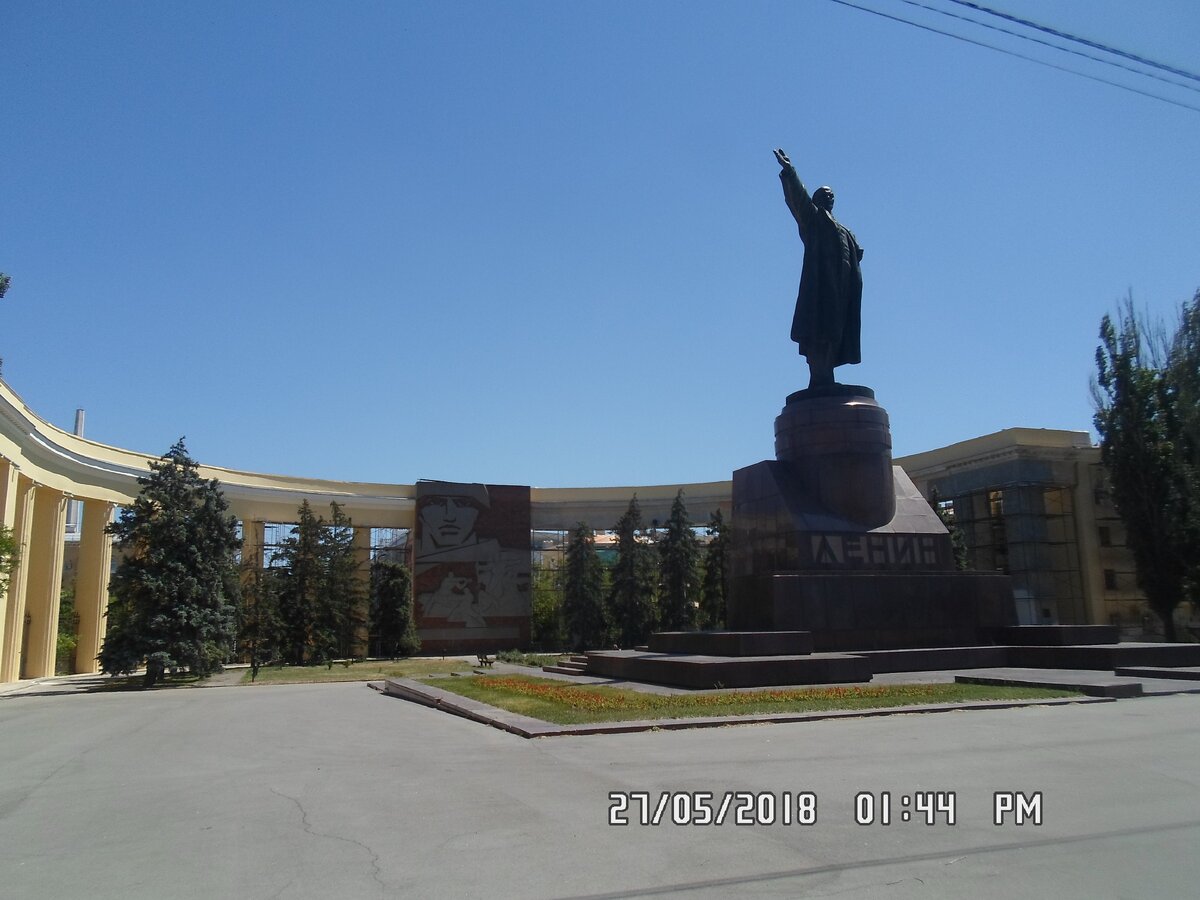 Стена дома с другой стороны за памятником Линину