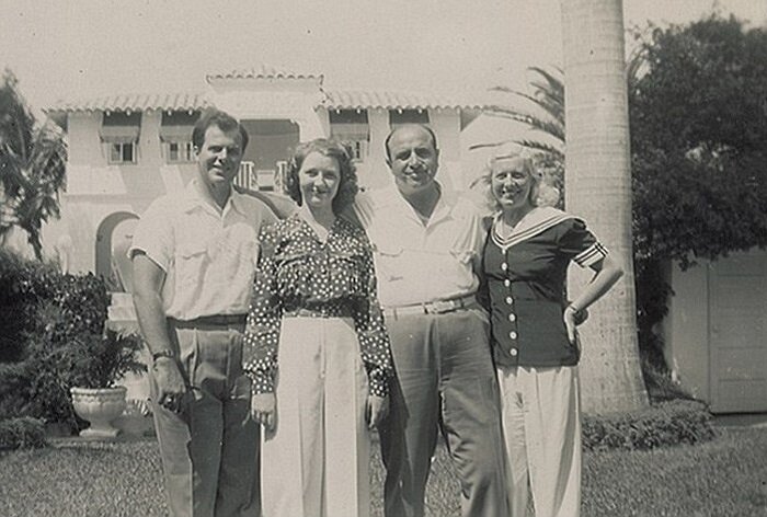 Фотография 40-х гг: Аль Капоне в кругу семьи