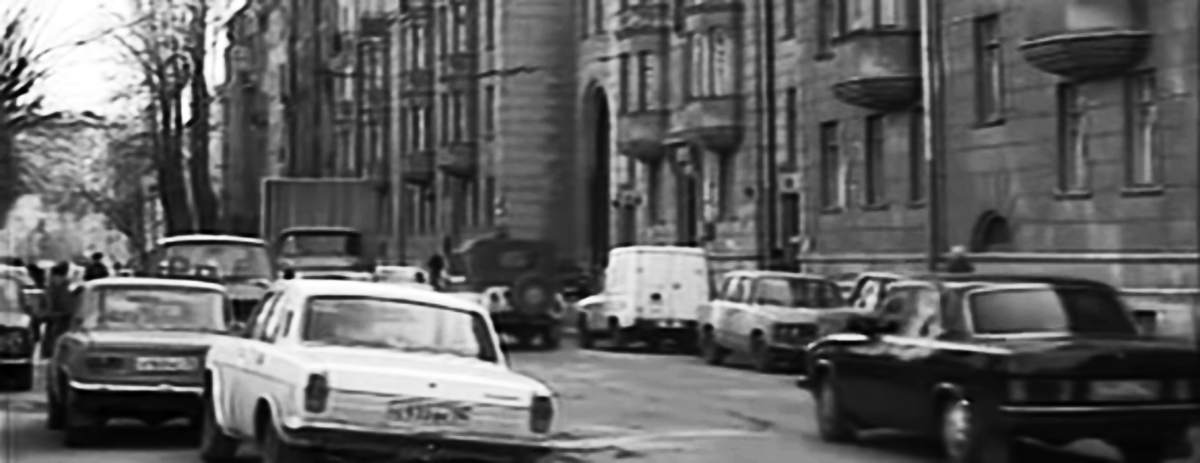 Петербург конца 90-х. Примерно так оно всё выглядело, только наш район был спальным.