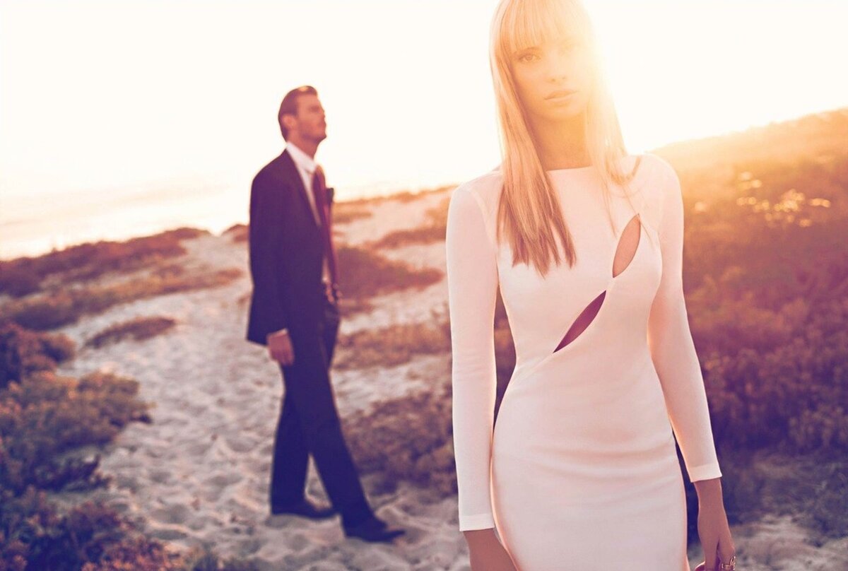 он обманывает, обещая любовь, даже сам того не осознавая