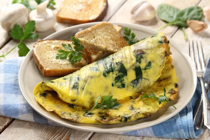 Глазунья с грибами и шпинатом