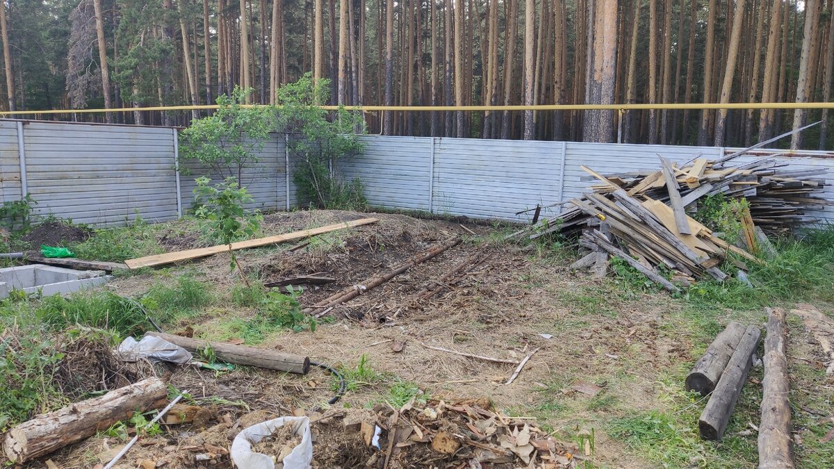 Так выглядел участок изначально, куда планировалось ставить баню. 