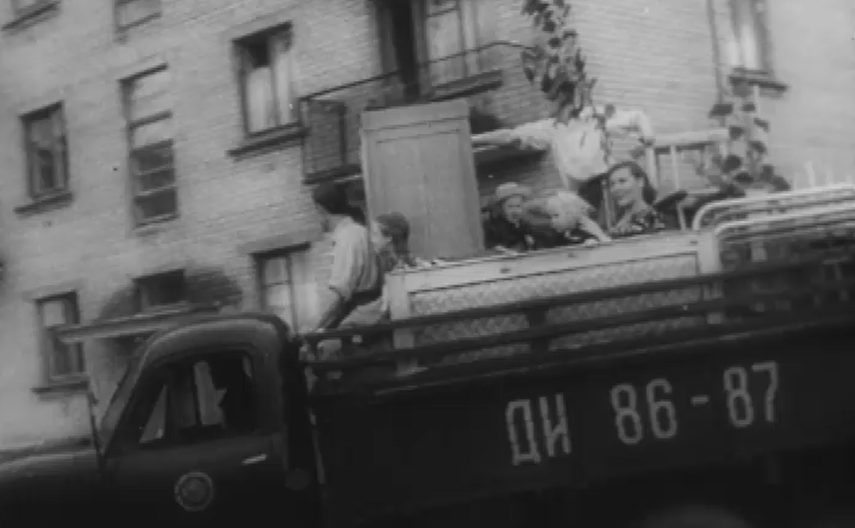 Кадр из документального фильма "Летопись полувека" (1967)