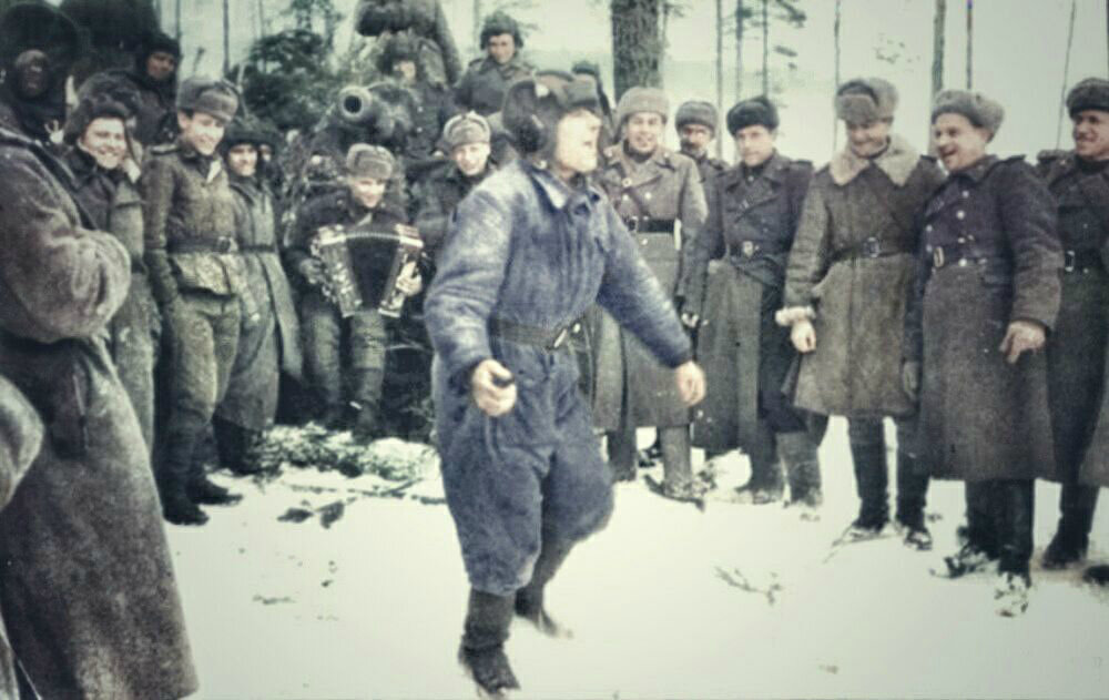 Личный состав 8-й самоходно-артиллерийской бригады на отдыхе. Белорусский фронт, февраль 1944 года. Источник: bronetehnika.narod.ru