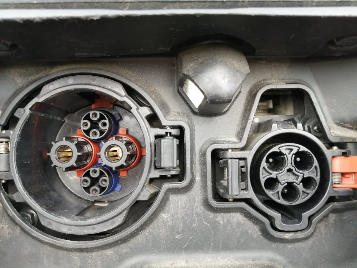 Заряжай, хоть от быстрой зарядки, хоть от домашней розетки (через переходник)