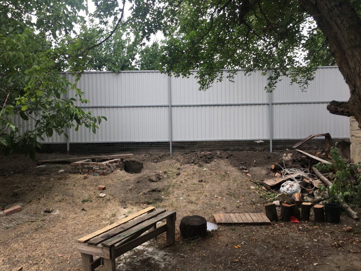 Место будущего альпинария с грудой мусора, доставшейся от предыдущих владельцев