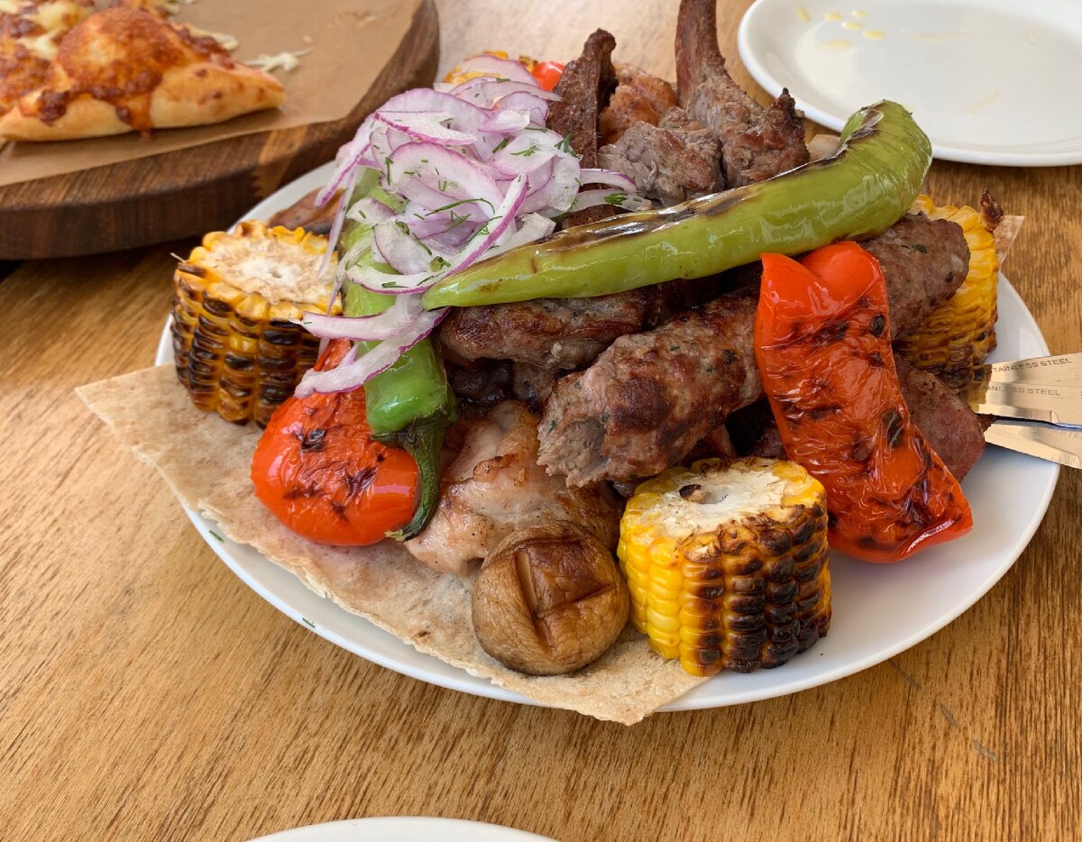 Вы можете есть то, что вам нравится, не сильно переплачивая 