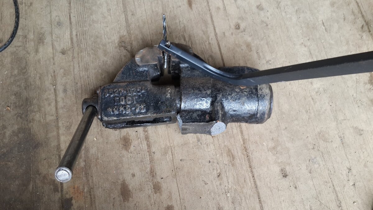 Вот с этой ножовки за 200 рублей всё и началось.