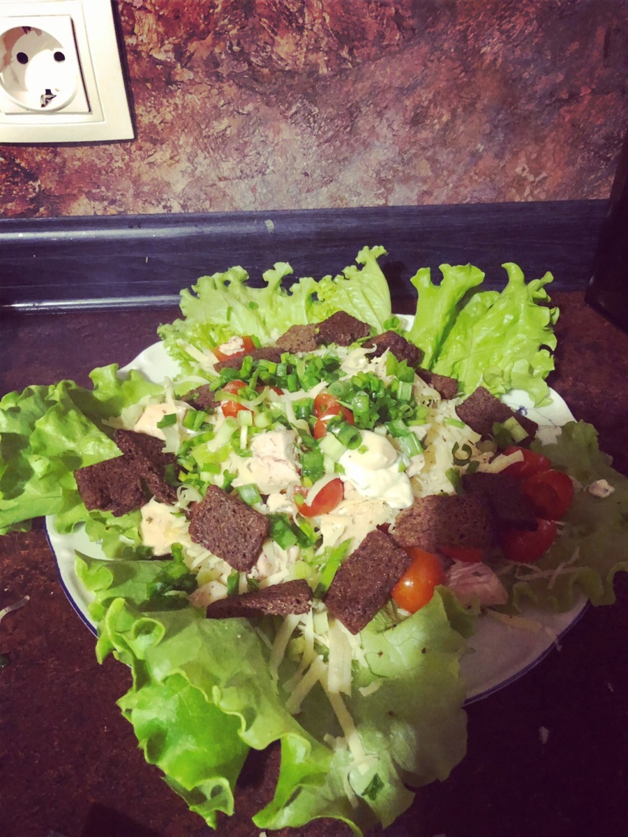 Листья салата и зелень.