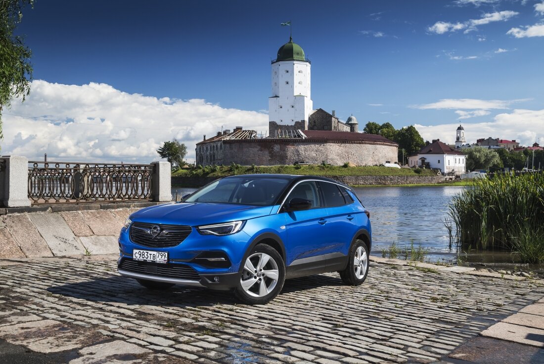 Немецкий кроссовер Opel Grandland X пришел на российский рынок, чтобы побороться за место под солнцем с Volkswagen Tiguan, Kia Sportage и Nissan Qashqai.