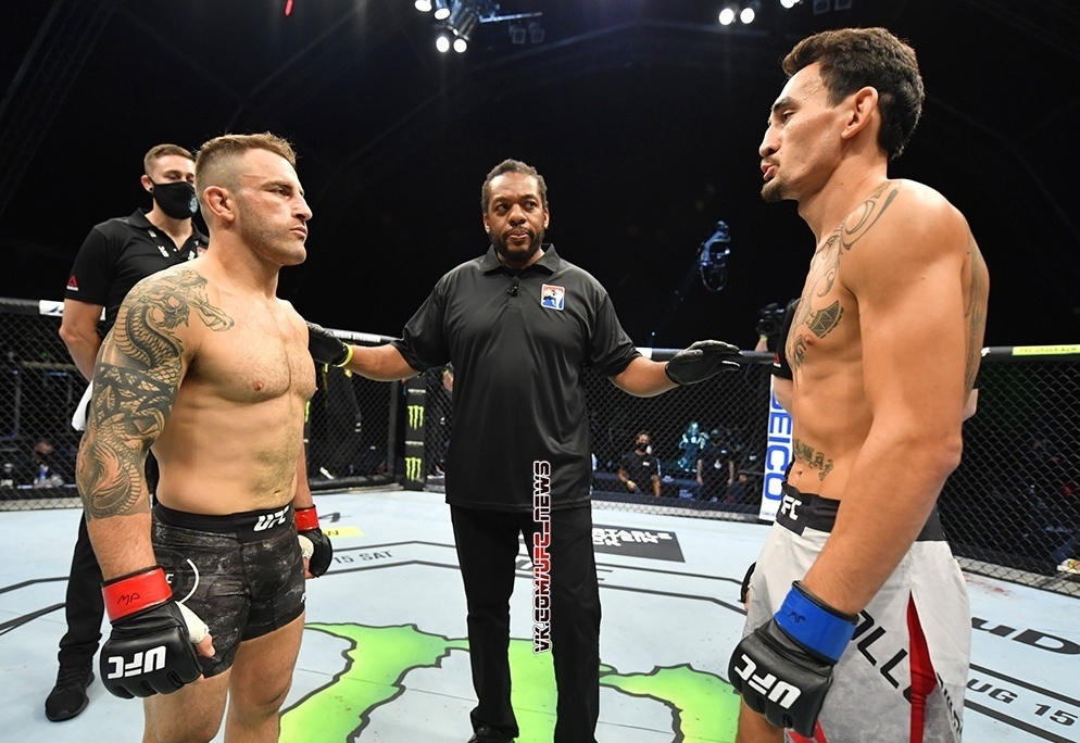 Чемпион полулегкого дивизиона UFC Александр Волкановски высказался о возможности трилогии с Максом Холлоуэем. 
💬«Если Макс останется в полулегком дивизионе, будет принимать поединки и уничтожать своих соперников, то мы с ним снова подеремся, сто процентов.

Думаю, что в будущем это будет большой бой. Несмотря на то, что я веду в серии 2:0, есть ощущение, что у нас ним осталось незаконченное дело. Но, очевидно, идея Дэйны Уайта и некоторых других людей провести третий матч прямо сейчас показалась мне безумной. И также очевидно, что они и сами понимали это, поэтому быстро прекратили эти разговоры.

Я считаю, что наша третья встреча будет большим поединком, и в будущем она определенно может состояться. Но не в ближайшее время. Холлоуэй должен сначала провести пару боев, а у меня есть другие дела в дивизионе. Сейчас мне нужно двигаться дальше», – сказал Волкановски.