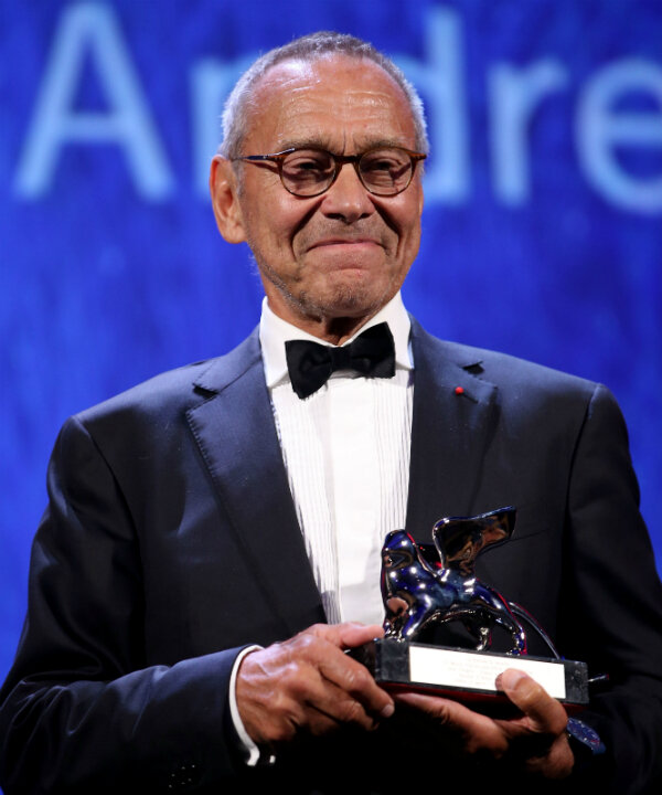 Кончаловский с призом Венецианского фестиваля в руках. Фото Яндекс.Картинки.