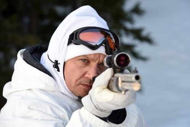 Джереми Реннер в фильме "Ветреная река" 2017 г.