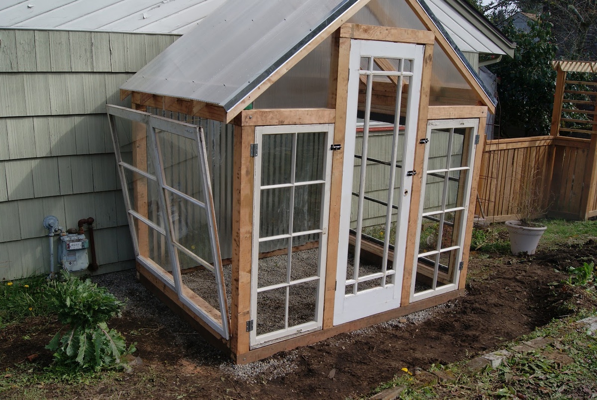 Мини-теплица из старых оконных рам
