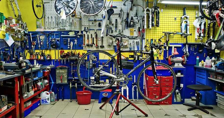 Ремонт велосипедов в москве рядом со мной. Мастерская велосипедов. Мастерская по ремонту велосипедов. Оборудование для веломастерской. Велосипед в мастерской.