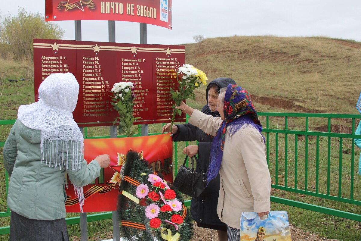 Открытие нового мемориала солдатам Великой Отечественной войны в деревне Яссы-Тугай. 2015 год.