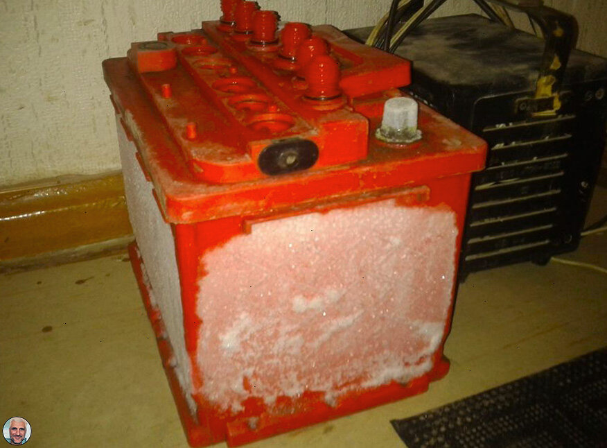 Замерзший аккумулятор снятый  с автомобиля