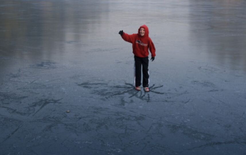 Человек бежит по льду