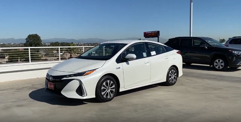 Дизайн передней и левой боковой части кузова гибридного седана Prius Prime 2019 года.