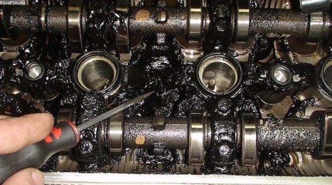 Кроме стиля вождения, характеристик местности и окружающей среды, на расход топлива также влияет и своевременная замена масла. Старое масло теряет свои свойства, детали двигателя работают при повышенном трении.
Это повышает их износ и влияет на расход топлива в сторону увеличения.
