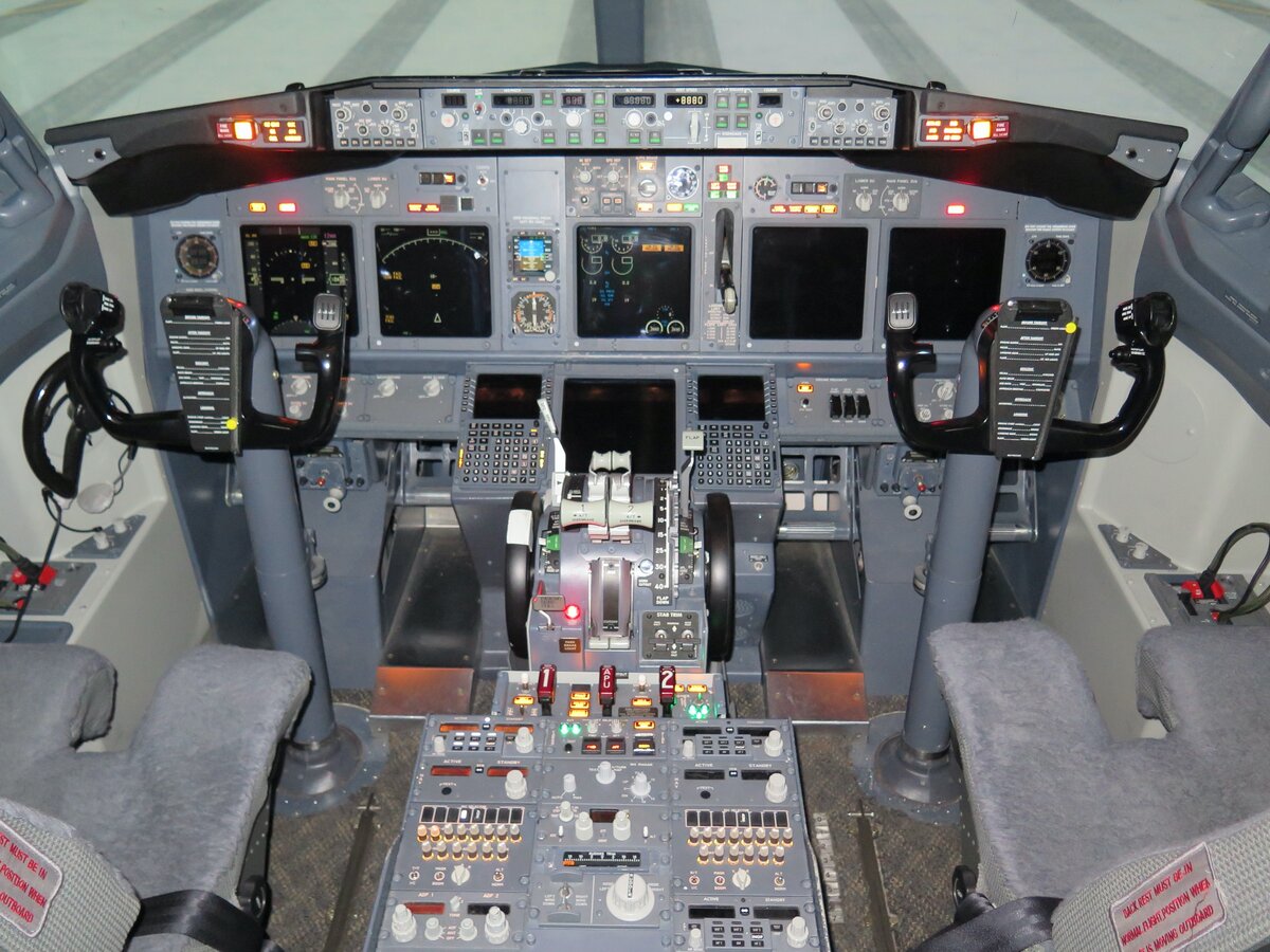 Кабина Boeing 737 узкая, а между ног болтается штурвал, в креслах пилотов вырезы под штурвальную колонну. Авиационные кресла имеют большое количество регулировок, и здесь они все механические.