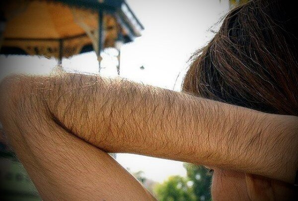 Если волосы сильно темные, то надо. Но кому надо? Если девушке это не мешает, то зачем?