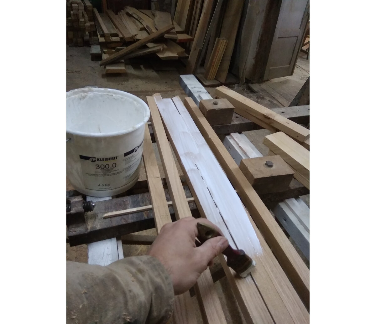 Нанесение клея кистью. Листайте влево, там ещё фото