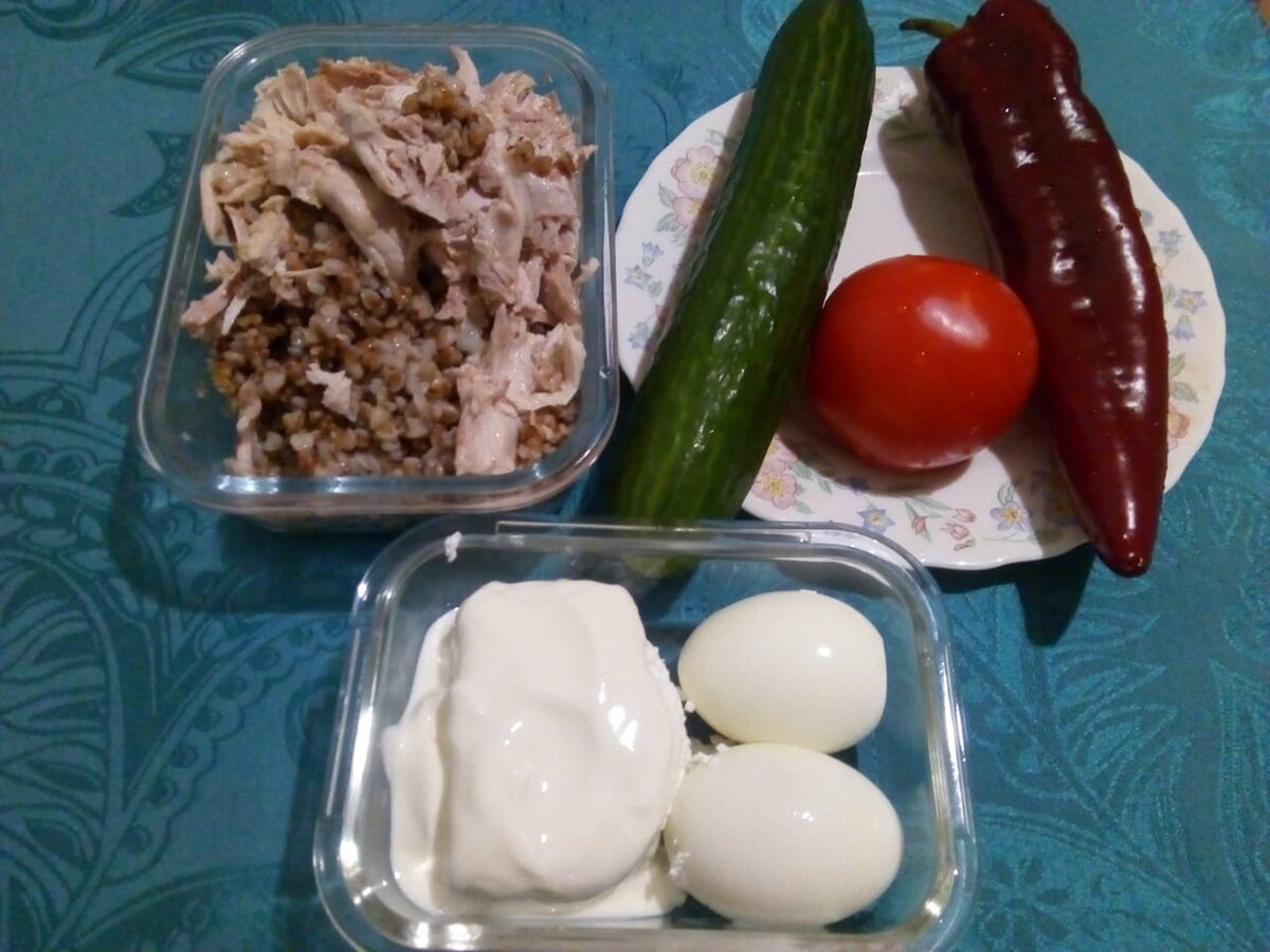 Еда на четыре приёма пищи в стеклянных контейнерах, овощи отдельно в пищевой плёнке