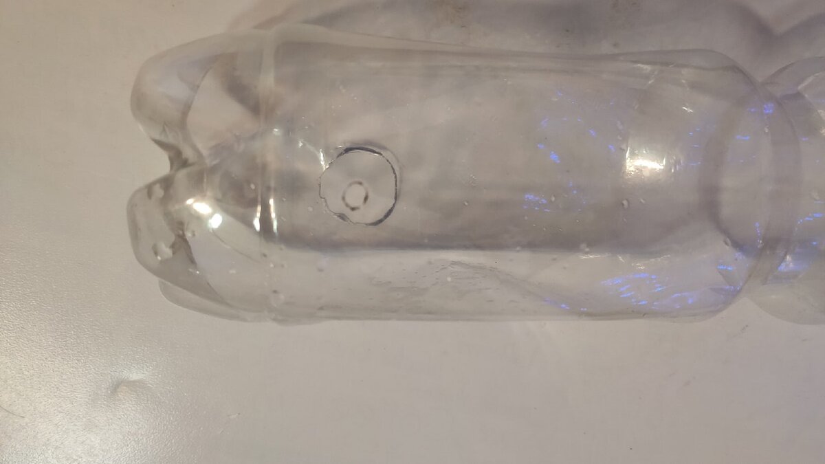 Пластиковые бутылки по-прежнему выручают нас в хозяйстве. Часто выпьешь воду, а бутылку оставляешь. Отличный материал для творческих идей.-2