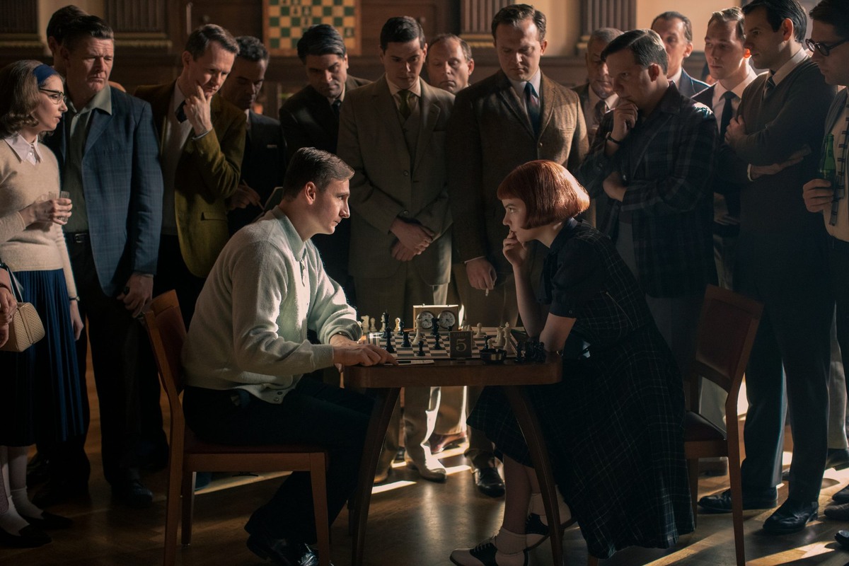 кадр их сериала "Ход королевы"