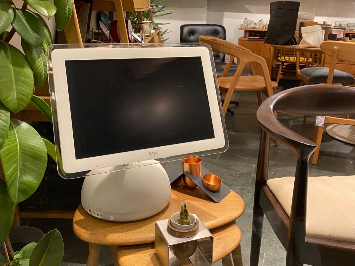 Наверняка вы видели легендарный iMac много раз раньше и возможно благодаря именно этому факту открыли статью