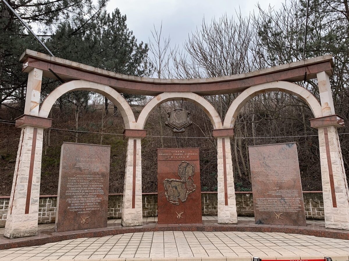 У входа в “подземный город” вы встретите небольшой, но весьма занимательный памятник - личное фото