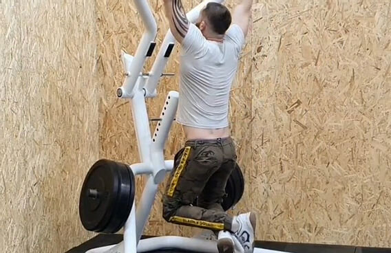 Подтягивания широким хватом