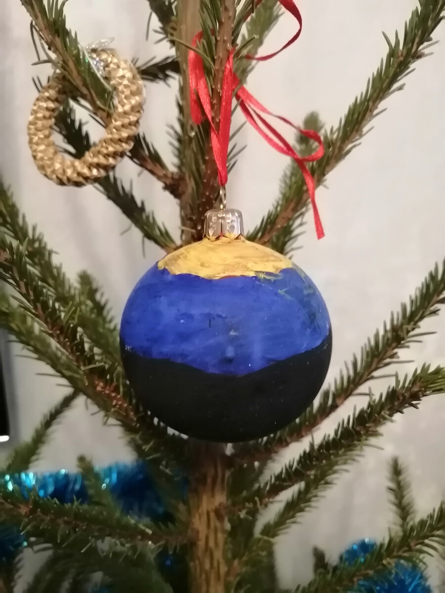 Пару лет назад ездили дети всем классом в Клин, на фабрику ёлочных игрушек. И там сами расписали по шарику. Сейчас висит у нас на ёлочке.