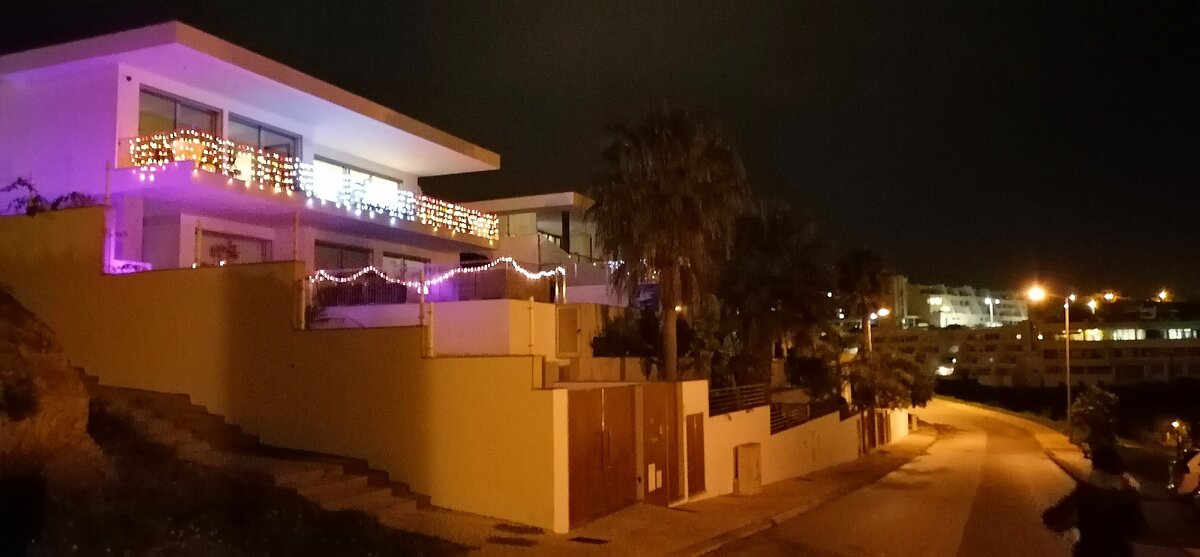 Фото сделано мной. Виллы украшены. На улице уже темно 