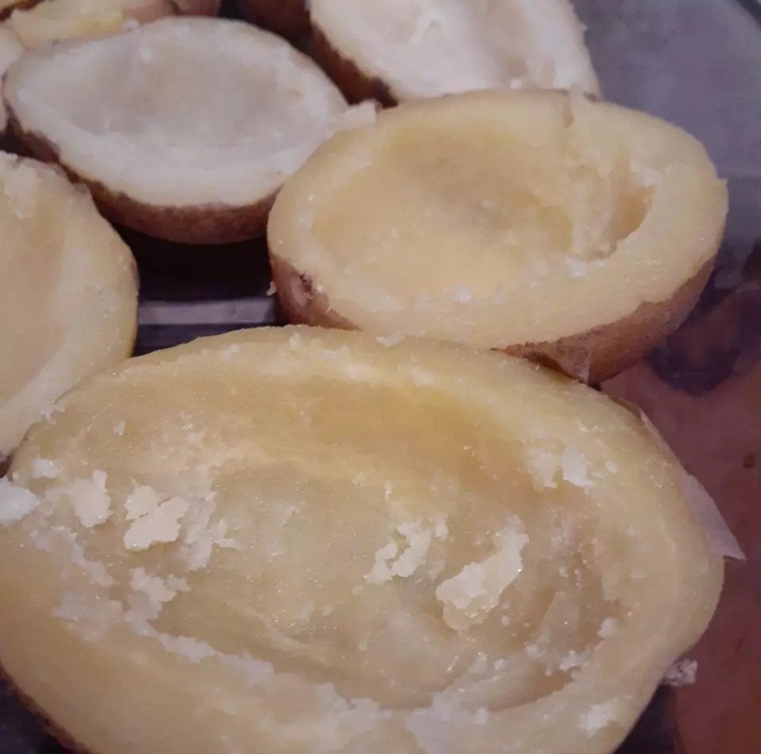 Варим картофель до готовности,затем режем его пополам вынимаем середину.