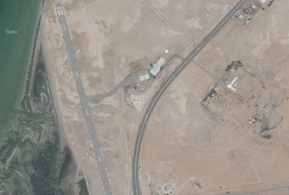 Так он выглядит на спутниковом снимке. ВПП , на которую он приземлился в последний раз, хорошо просматривается в левой части кадра.