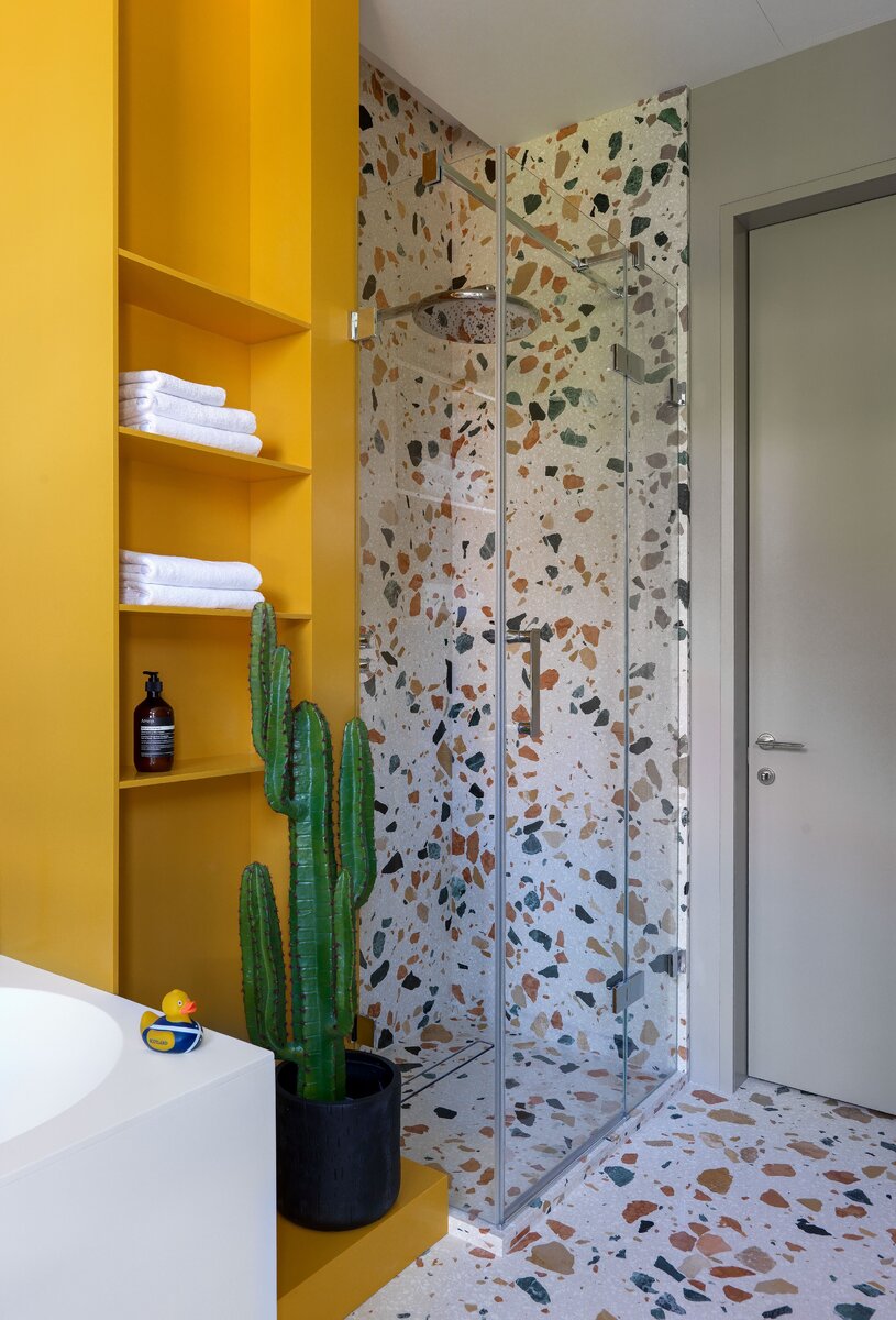 Искусственный кактус Treez Collection в кашпо Treez Ergo в ванной комнате.