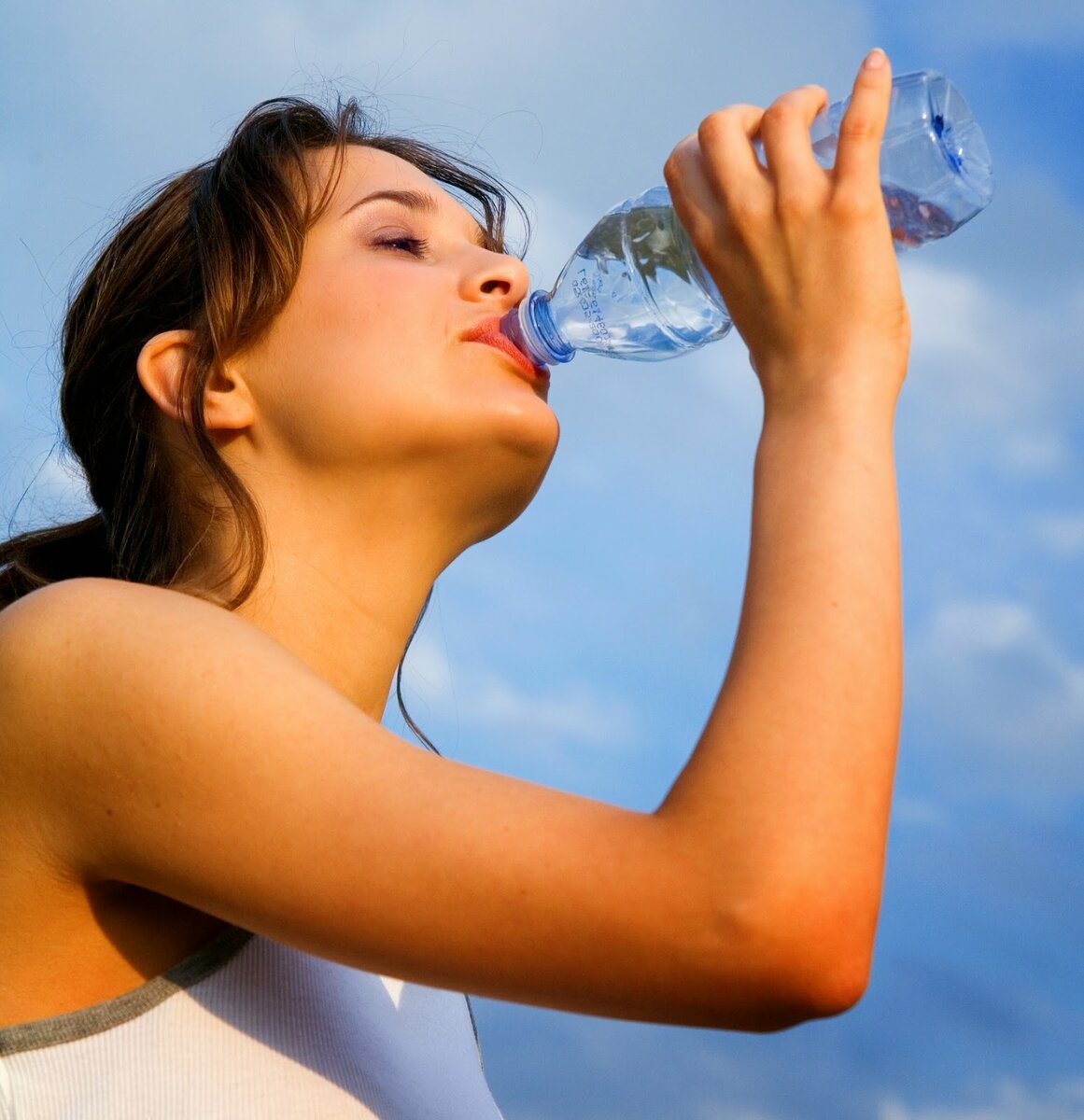 Пить воду после пробуждения. Пить воду. Питье воды. Человек пьет воду. Девушка со стаканом воды.
