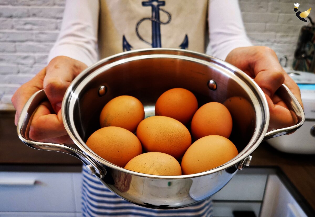 Можно ли греть вареные яйца. Варка яиц. Яйца в кастрюле.