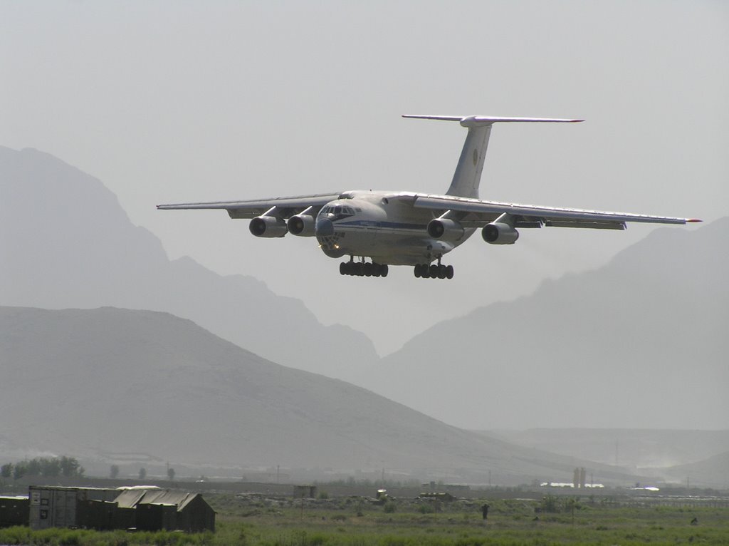 Я вижу в небе серебристый самолет... Сколько тысяч парней он перевез в Афганистан и обратно в Союз. Наш ИЛ-76МД. Фото из открытых источников.