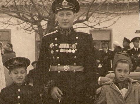 Владимир с отцом и сестрой.