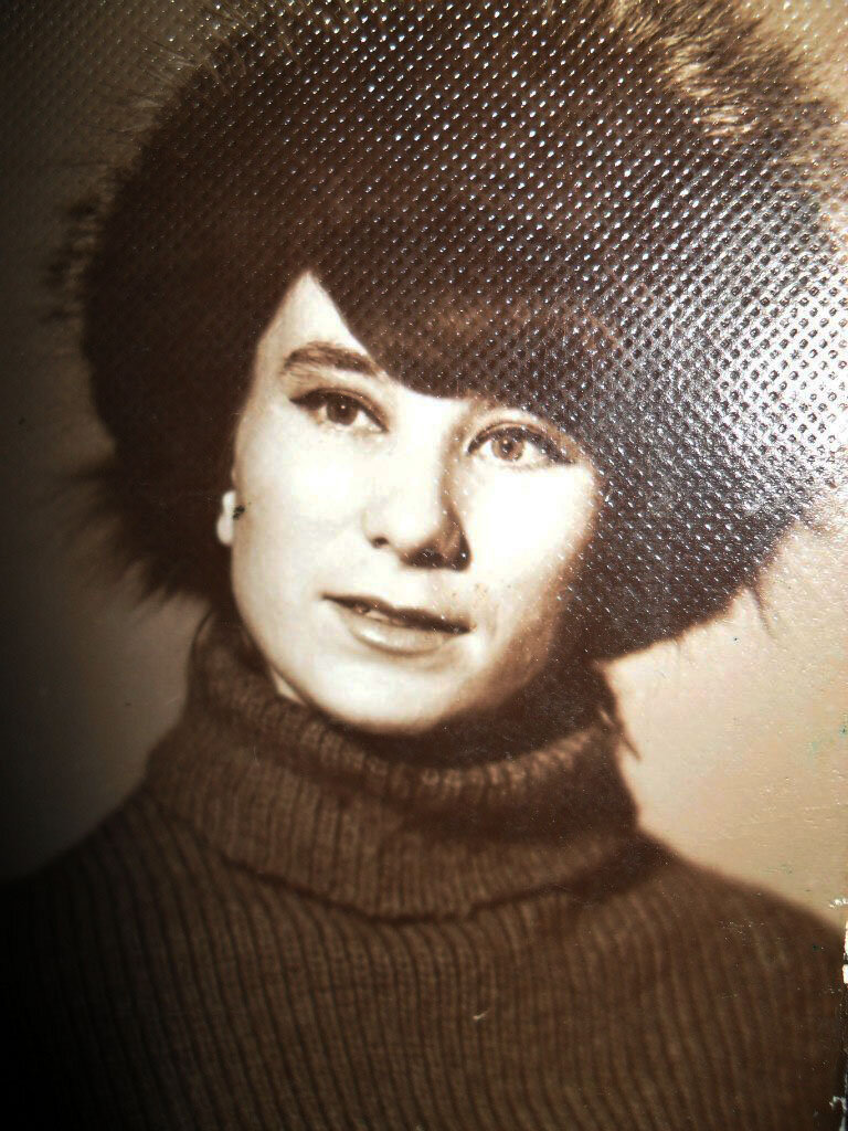 Мама. Наверное фотографии в таком головном уборе есть у многих. Это был тренд 90х :-)