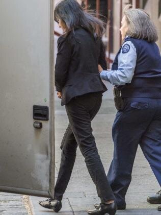 Женщина конвоир. Девушки полицейские патрулируют. Женщина конвоир. Конвойная служба полиции. Женщина конвоир.