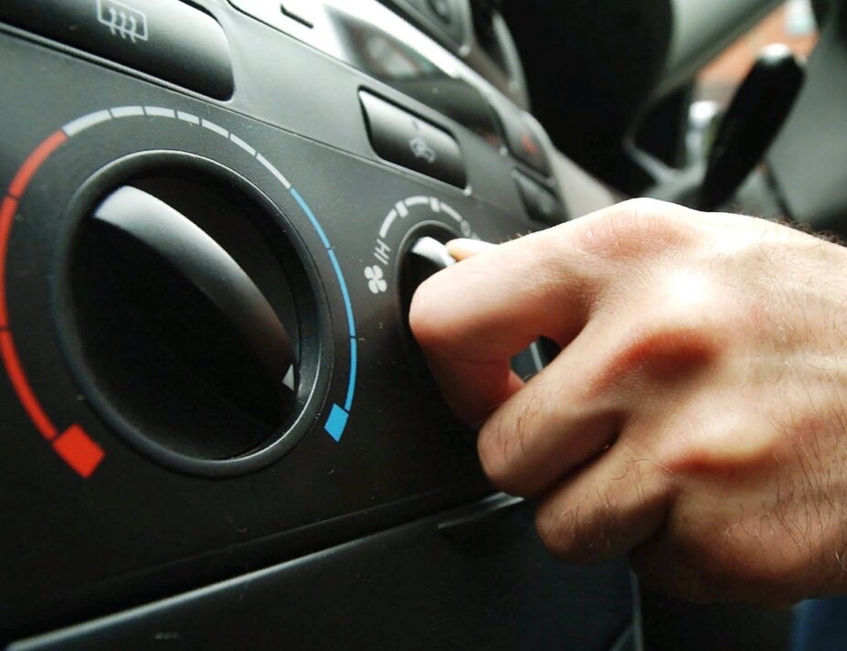 Включение кондиционера в авто. Нужен ли кондиционер зимой в машине. Салонный кондиционер в машину. Автомобильный кондиционер. Кондиционер в машине включать зимой.