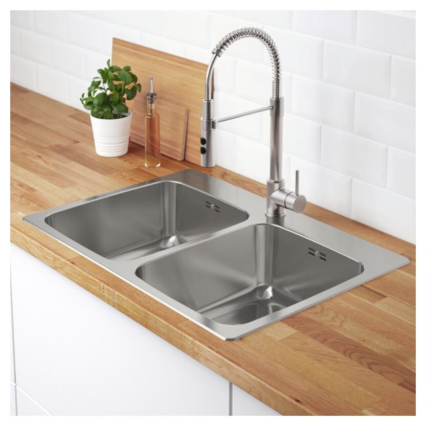 Это самый популярный вариант, поскольку в такой раковине удобно разделять грязную и чистую посуду. Так же можно одновременно помещать для мытья посуду и овощи.